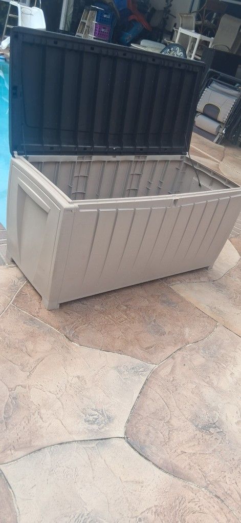 Like New Keter 4ft X 2ft X 21" Dry Storage Pool Deck Lock Box Bin Chest Trunk Spa Balcony Organizer  Garage Tools Cushions Toys