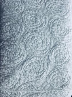 COMFORTER 100% COTTON WHITE, IN THE SHAPE OF ROSES KING SIZE.