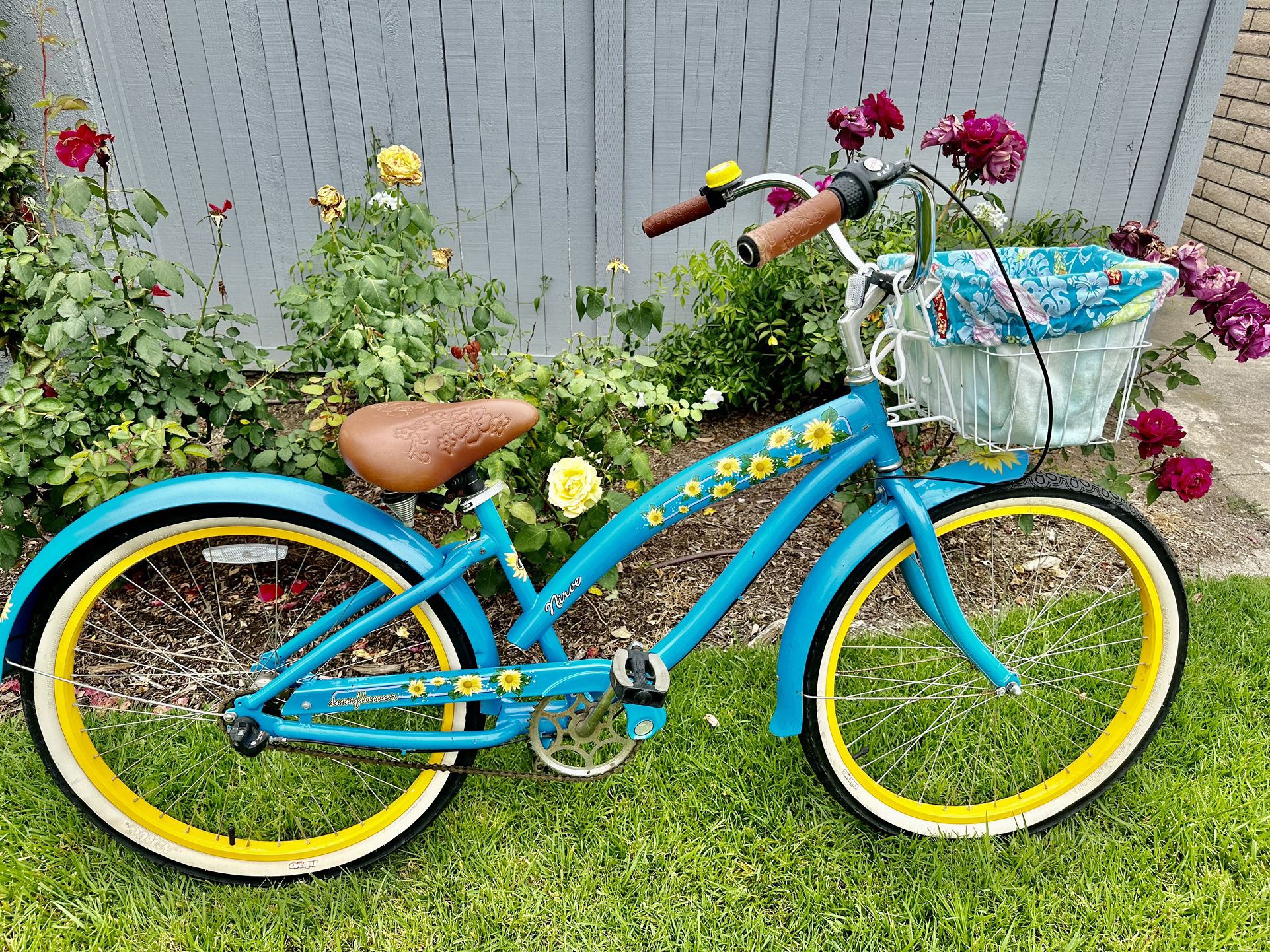 🌻 Adorable Sunflower  3 Speed Cruiser, fabric, covered basket, and helmet included