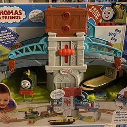 THOMAS AND FRIENDS MOTORIZED TRAIN PLAYSET NEW