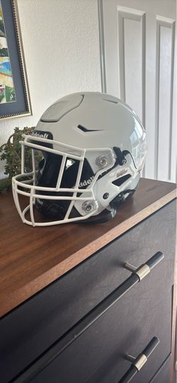 White speed flex helmet. Basically brand new.