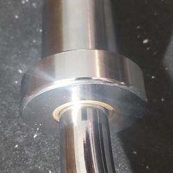 New Olympic 7ft 45 Pound Barbell. Includes Clips