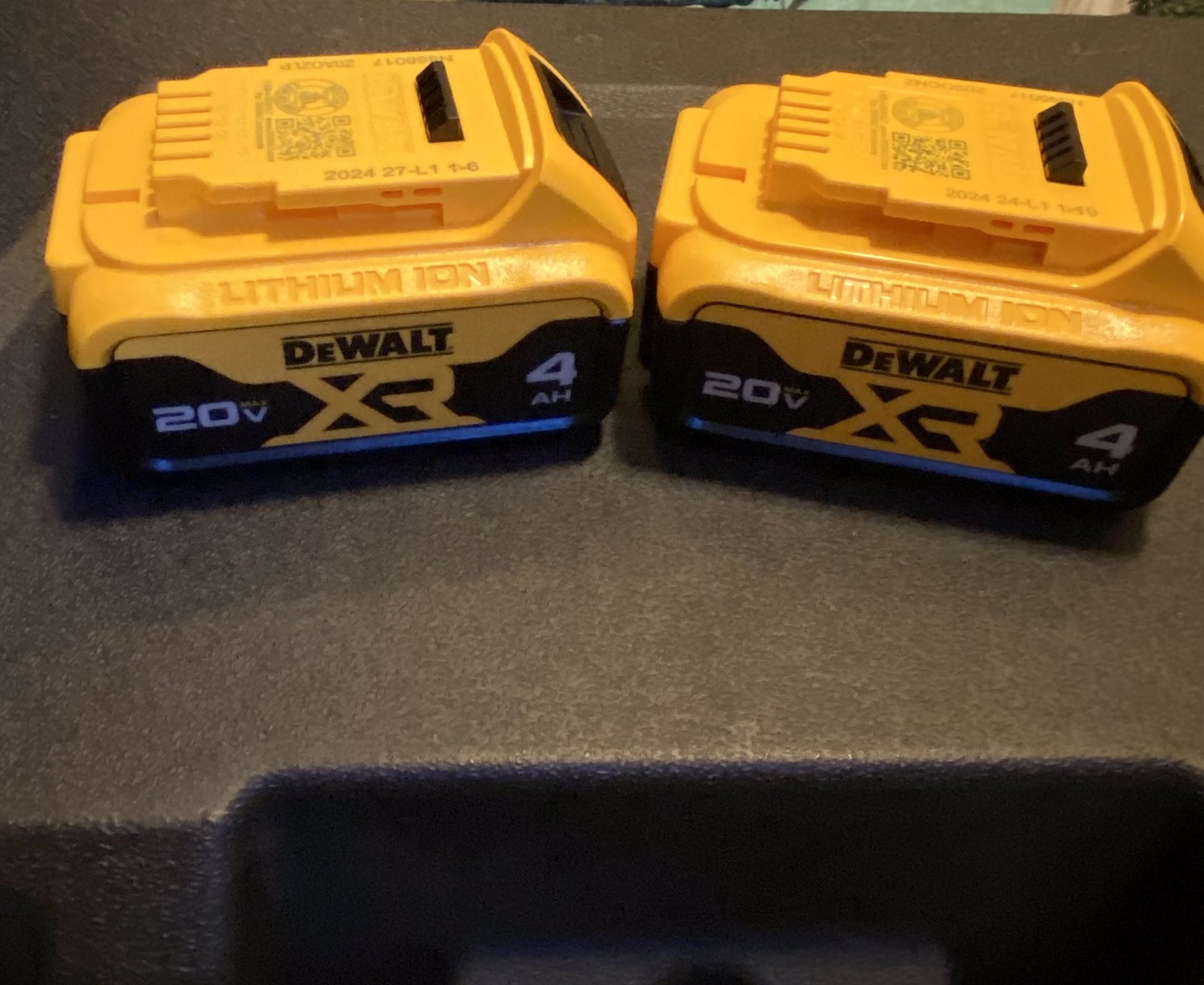 Dewalt 20 V New. Xr Batteries 4.0 Ah. LITHiUM X2