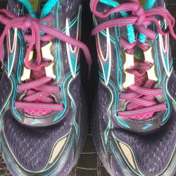 Woman’s Sneaker Size 7