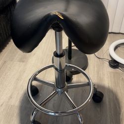Saddle seat chair