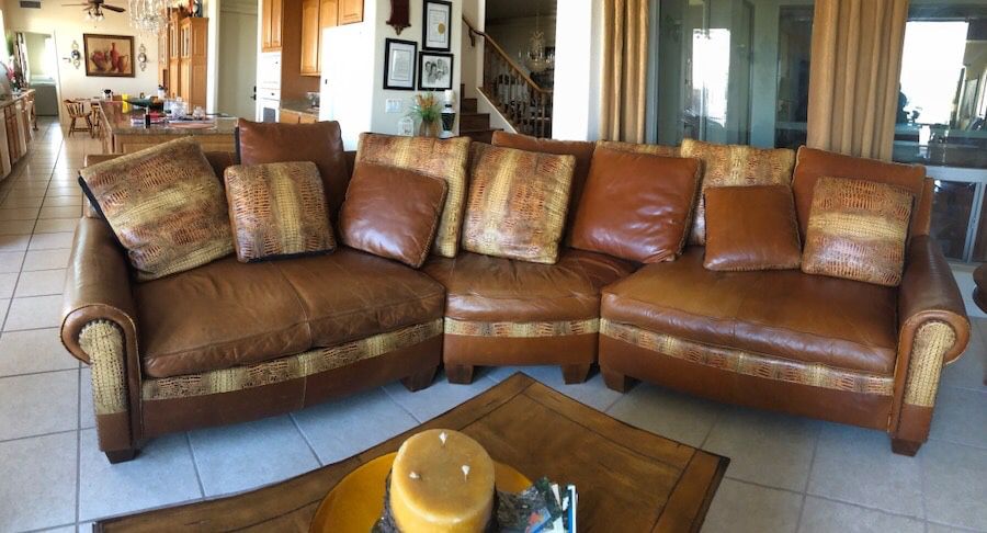 LEATHER COUCH FOR SALE!!!(SECTIONAL)