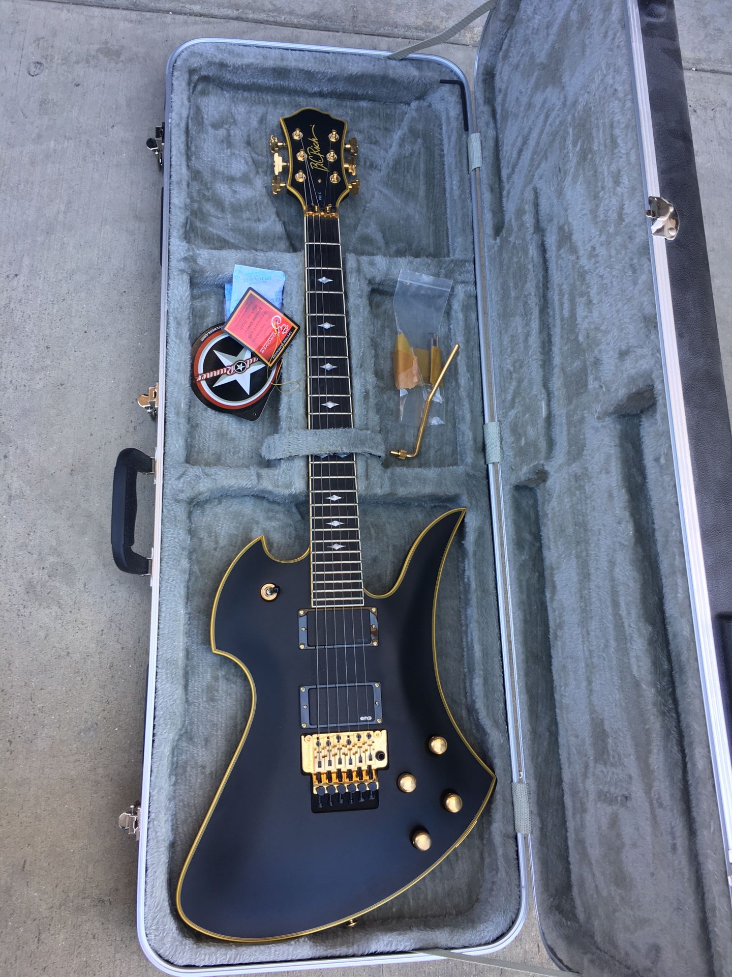 Bc Rich Mockingbird Pro X Black And Gold for Sale in Los Angeles