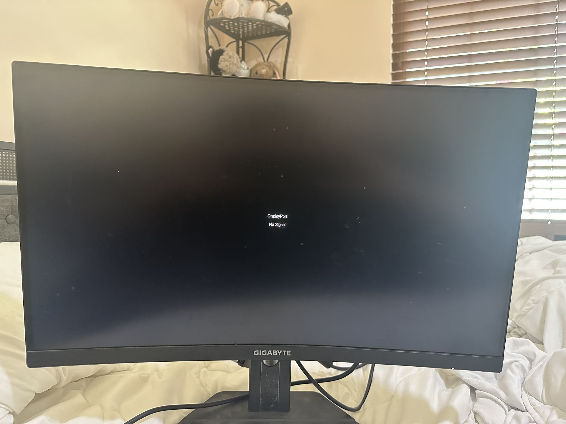 Gigabyte G27FC 27” Curved Gaming Monitor – Great Condition!