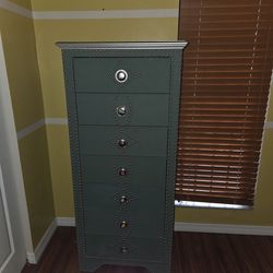 7 drawer dresser like new