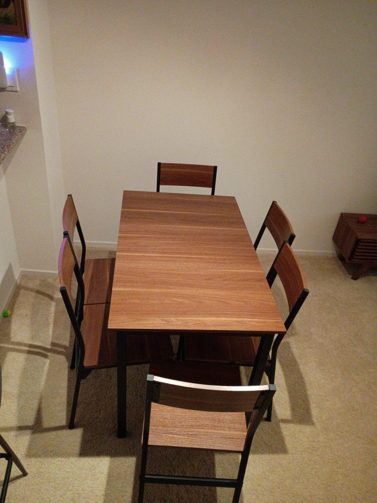 Extendable Dining Table Wood W/ 6 Dining Chairs Like New