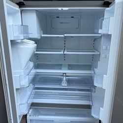 Nice Samsung Fridge In Great Condition $450