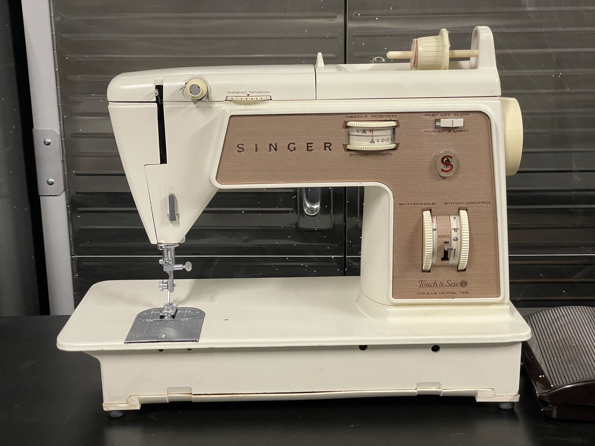 Singer Sewing Machine Zig Zag Model 758