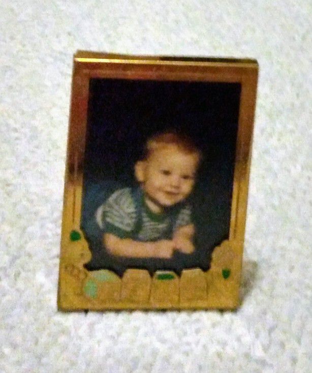 1980s VINTAGE M. C. CARR & CO., INC. SOLID BRASS NEWBORN BABY 3-1/2" X 2-1/2" GLASS PICTURE PHOTO FRAME 
