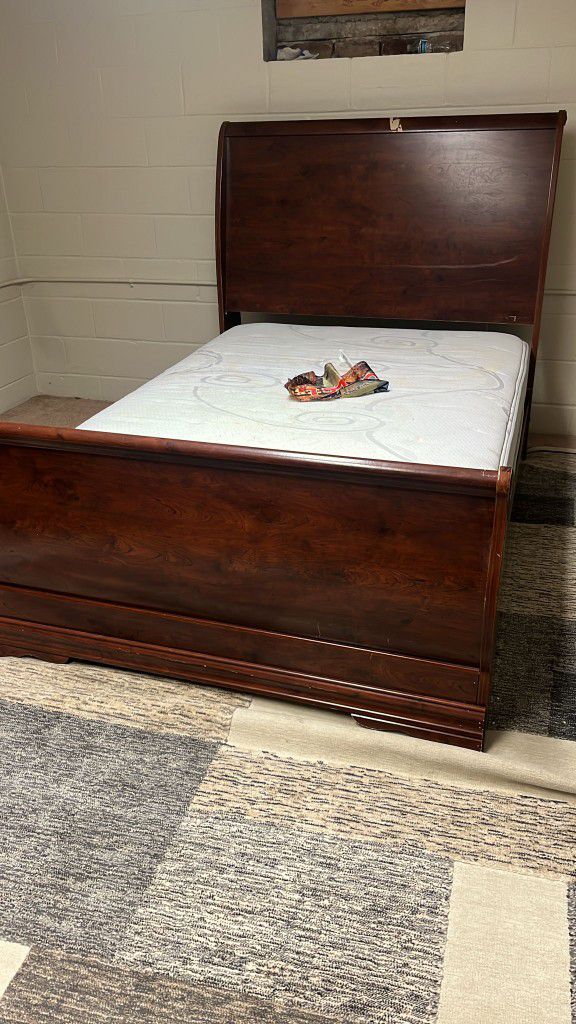 Full Size Bed And Dresser With Mirror 