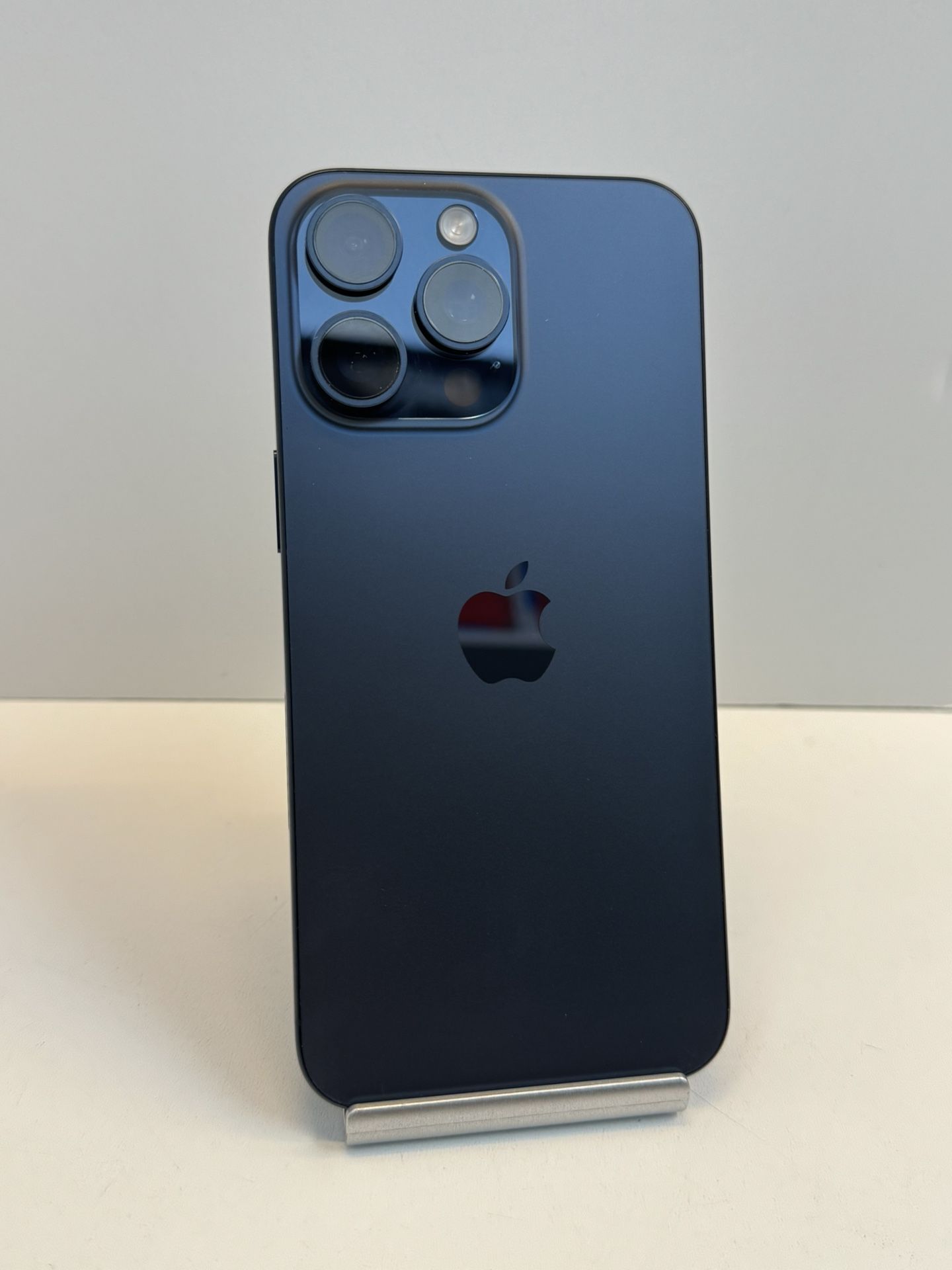 Apple iPhone 15 PRO MAX 256gb. ( Unlocked Cellphone )