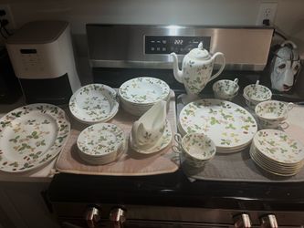 Vintage Wedgwood "Wild Strawberry" 39-Piece Dinnerware Set - Made in England