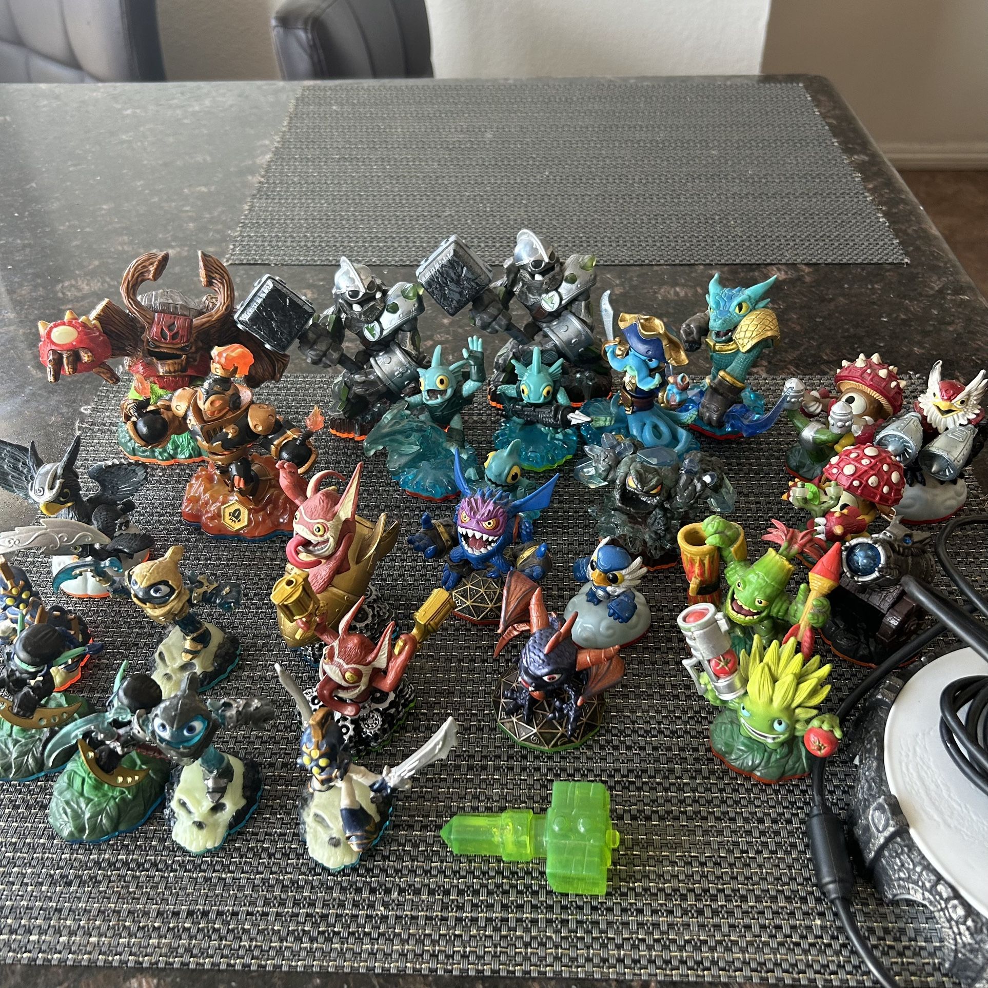 Skylanders Lot (28) With Bag Spyro’s Adventure