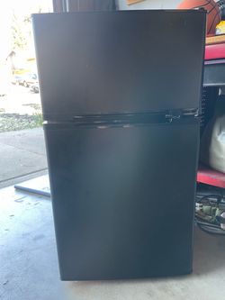 Mini fridge - black