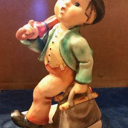 A collectible Hummel, The Merry Wanderer