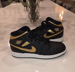 🔥 Nike Air Jordan 1 Mid – Black/Gold Size 7Y or 8.5W 🔥