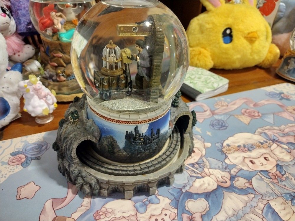 Harry Potter Hogwarts Express Snow Globe