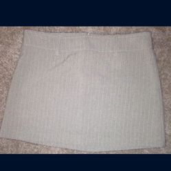 LIKE NEW - XOXO JUNIOR’S SIZE 3 TAN & WHITE PIN STRIPED MINI SKIRT W/ BELT LOOPS & BACK ZIPPER