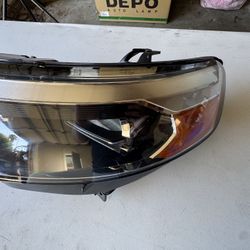 2022 Ford Explorer Headlight OEM 