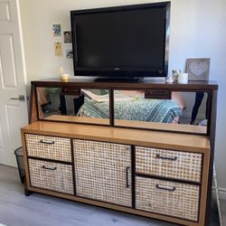 Dresser / Vanity / Entertainment 