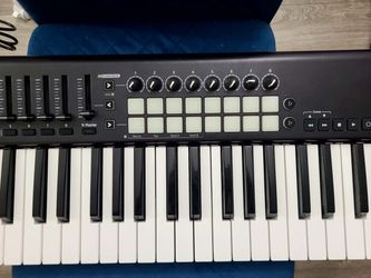 Novation launchkey 61 keyboard piano synth