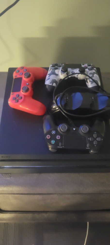 PS4 Pro 1Tb + 3 Controllers + 12 Games