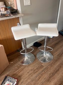 2 bar stools