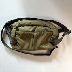 Moment Take 1.5L Sling Bag