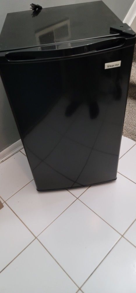 Magic Chef 4.4 cu ft mini fridge very good (Retail $170 PLUS tax)