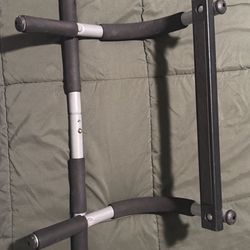 Wall Pull Up Bar 
