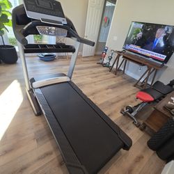 PRO-FORM PRO 2000 TREADMILL (LIKE BRAND NEW)