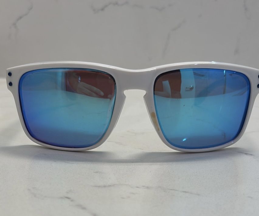 Oakley Holbrook