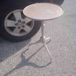 Rare ((KITTINGER)) SMALL ROUND SIDE TABLE 