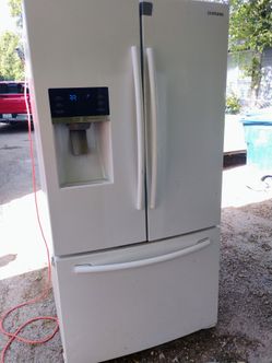 Samsung French Door Refrigerator with Ice Dispenser