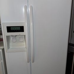 Great KitchenAid Refrigerator With Ice And Water In Door!