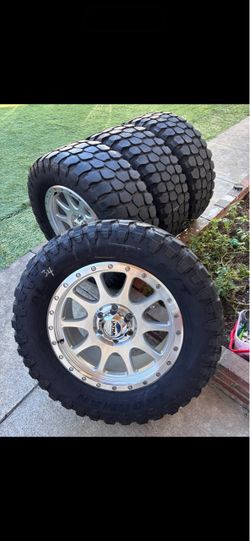 Chevy Silverado new rims used 35x12.50/20 tires