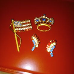 Vintage Patriotic Jewelry Selling Together