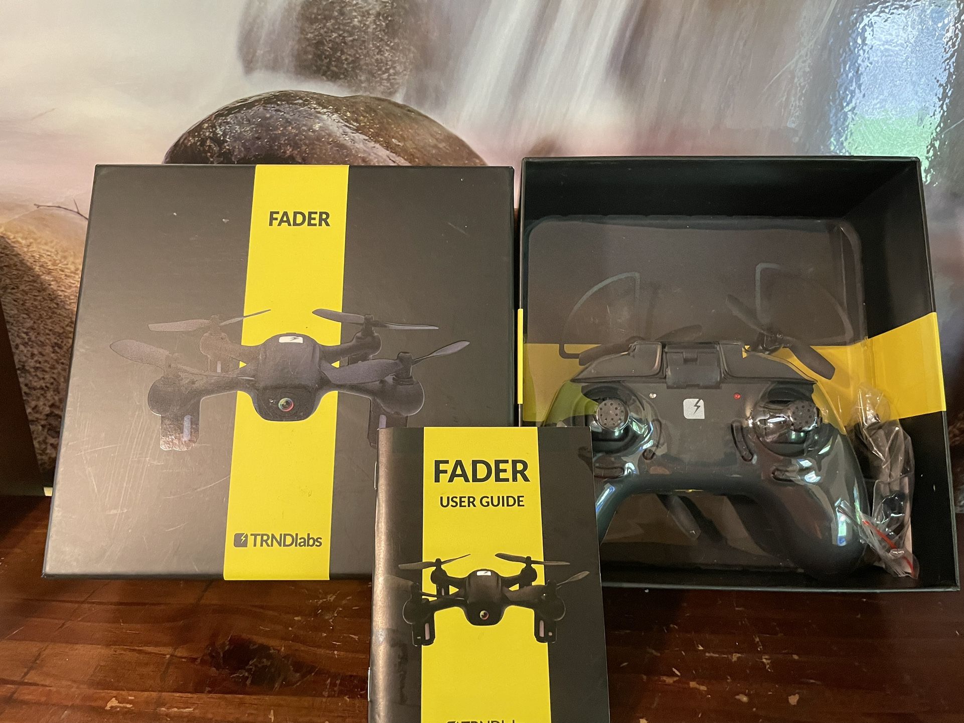 Fader drone TRNDlabs New in box The FADER 2 comes with the same comfort grip controller as the FADER, equipped with a smartphone mount for first pe