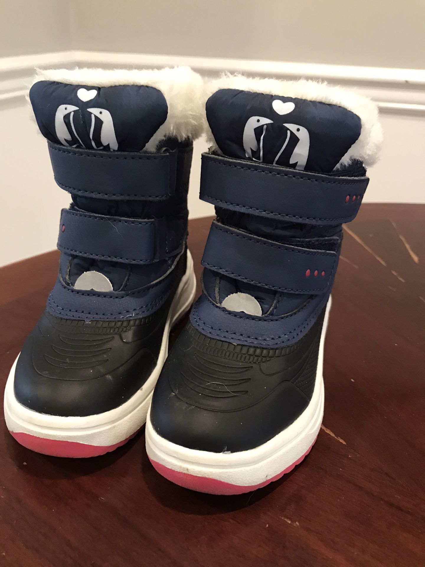 Snow boots for Toddler girl size 7 (or 6)