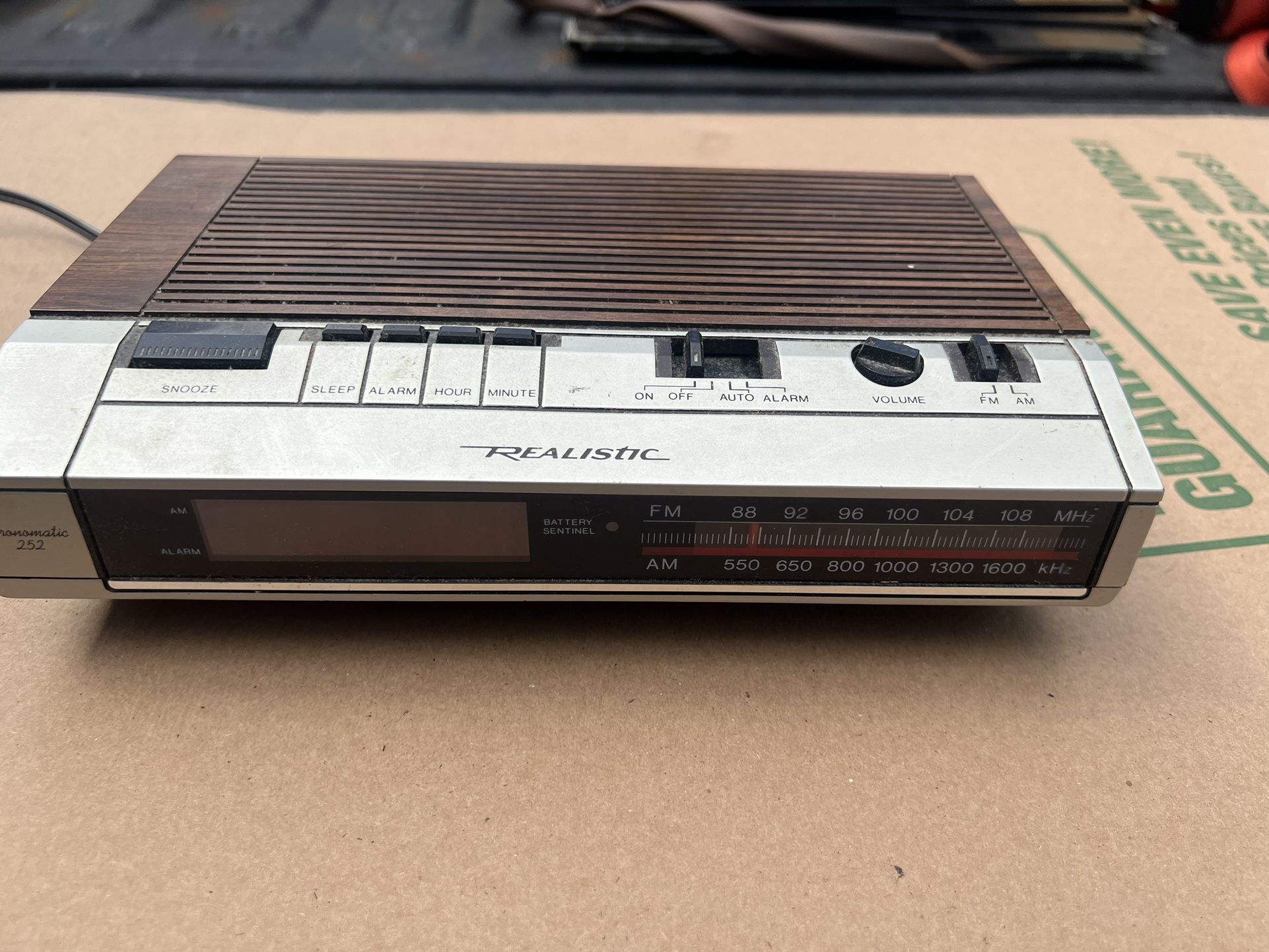 Realistic Alarm Clock Radio Model 12-1560 Radio Shack Chronomatic 252