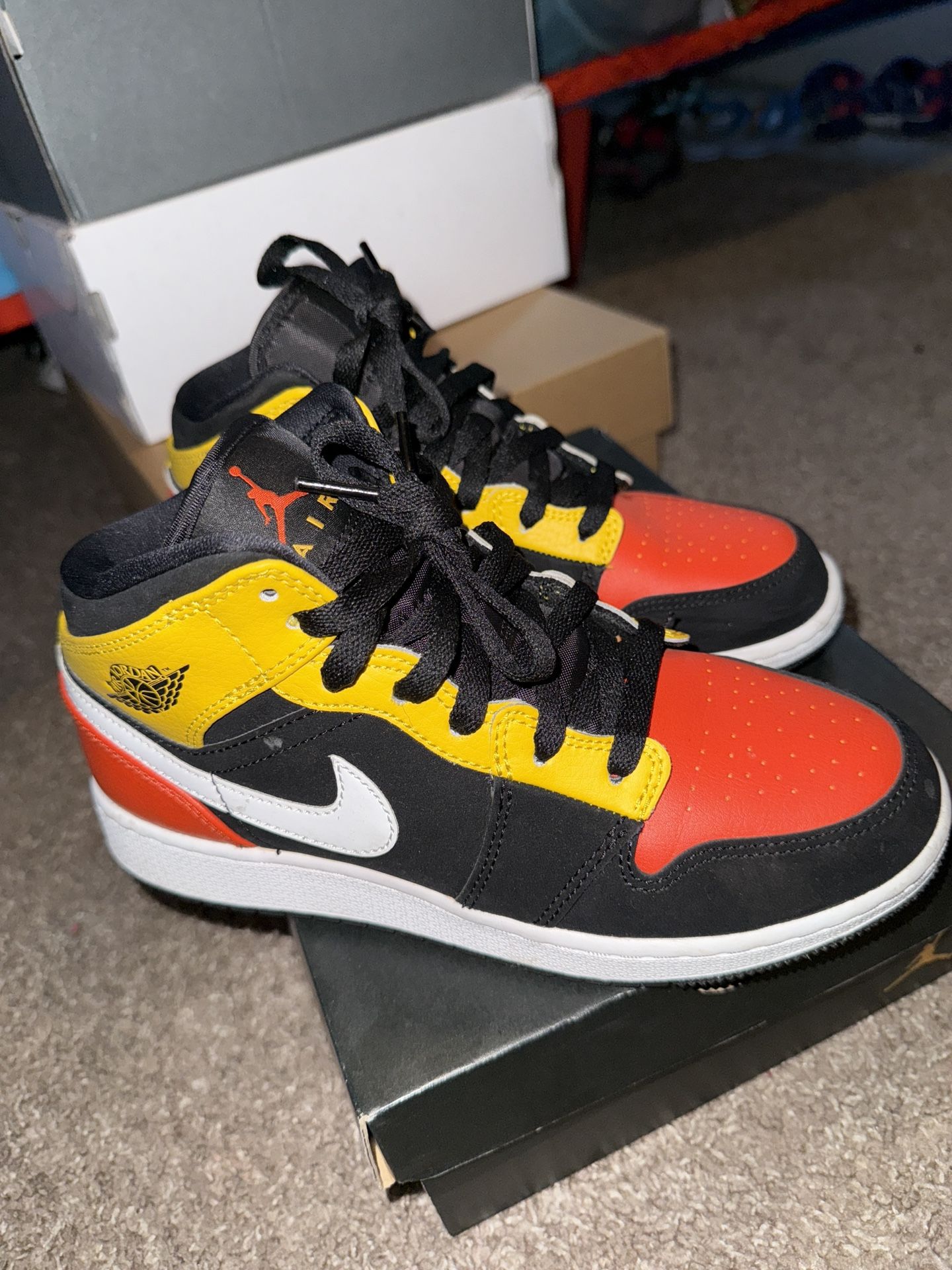 AIR JORDAN 1 MID SE SIZE 5Y