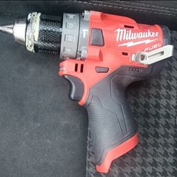 MILWAUKEE M12 FUEL 12V
LITHIUM-ION BRUSHLESS
CORDLESS ½” IN.
HAMMER DRILL
{[TOOL ONLY]}
