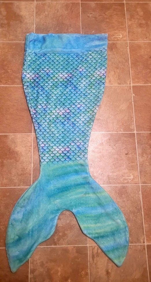 Mermaid tail fleece throw blanket