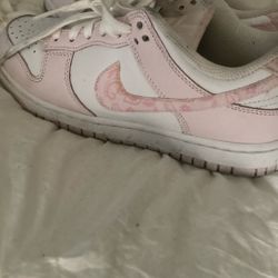 Nike Sneakers Size 5 And A Half