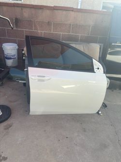 RIGHT PASSENGER SIDE FRONT DOOR 2017 TOYOTA COROLLA (WHITE) WITH HINGES