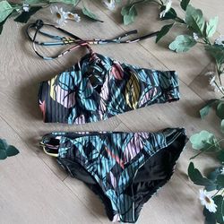 Bikini matching top and bottoms